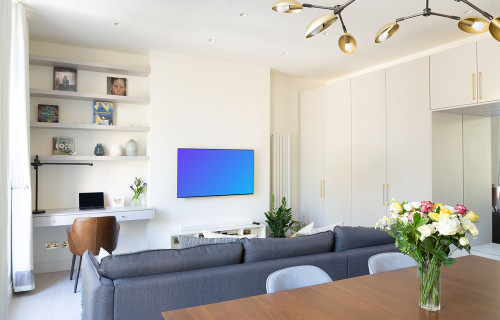 Télévision intelligente mockup accrochée au mur dans un appartement moderne